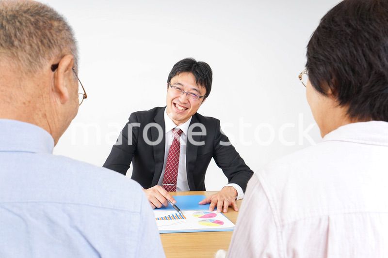 高齢者夫婦と営業マン