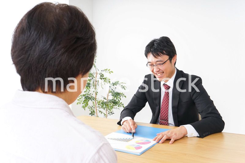 高齢者夫婦と営業マン