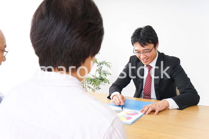 高齢者夫婦と営業マン