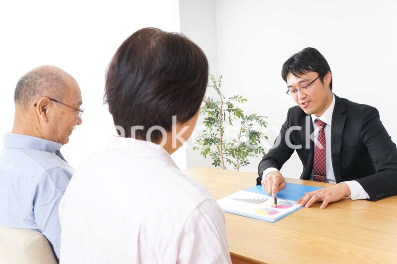 高齢者夫婦と営業マン