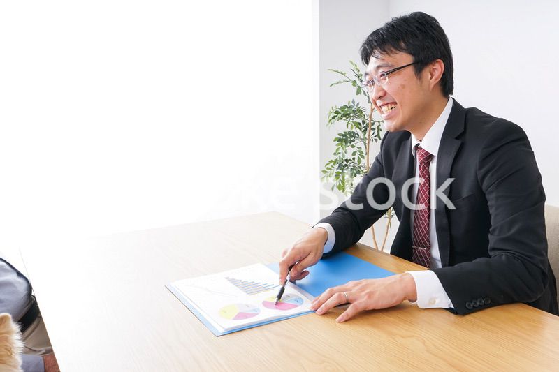 高齢夫婦と営業マン