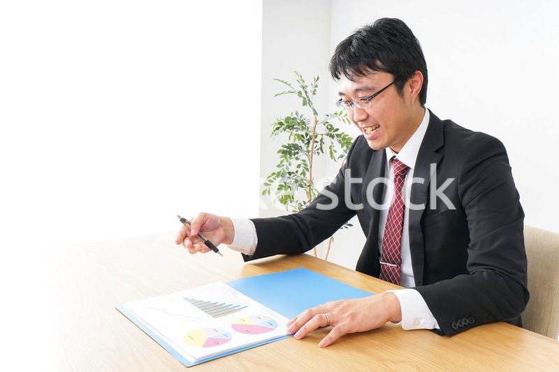 高齢者夫婦と営業マン