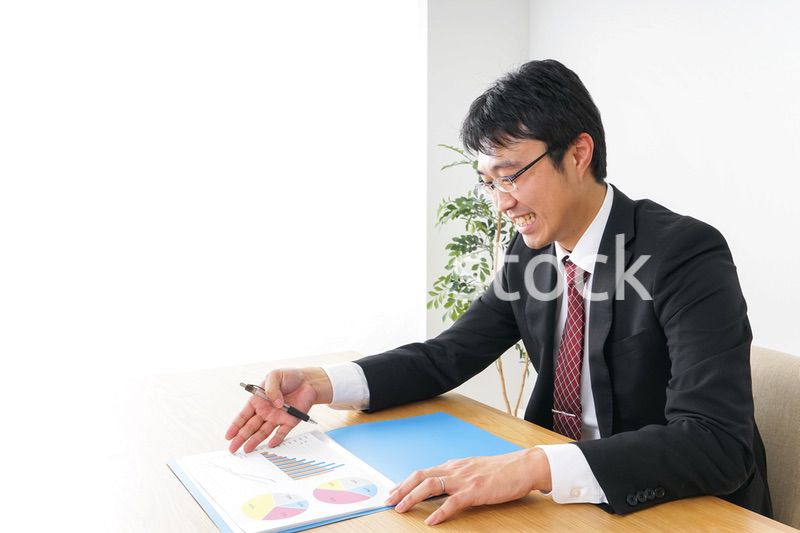 高齢者夫婦と営業マン