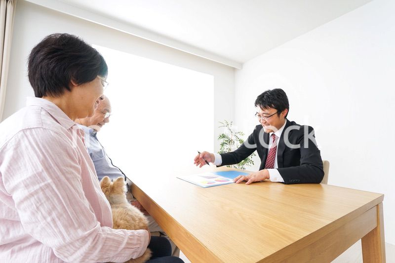 高齢者夫婦と営業マン