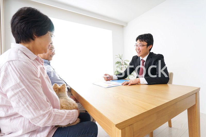 高齢者夫婦と営業マン