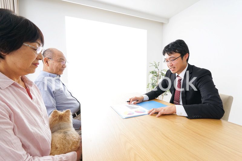 高齢者夫婦と営業マン