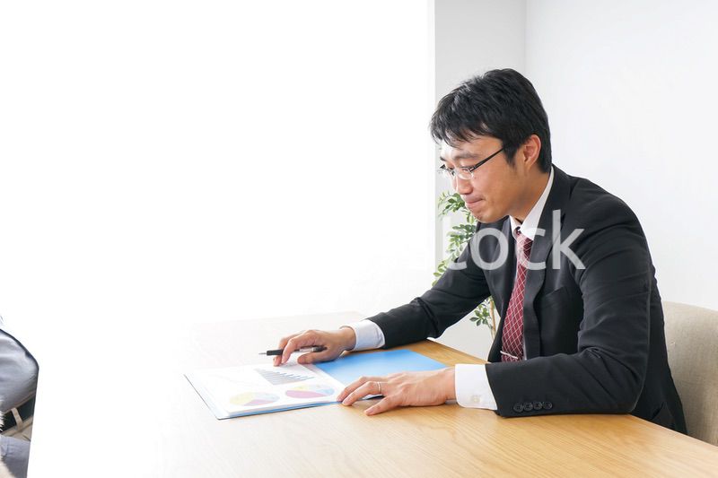 デスクワークをするビジネスマン