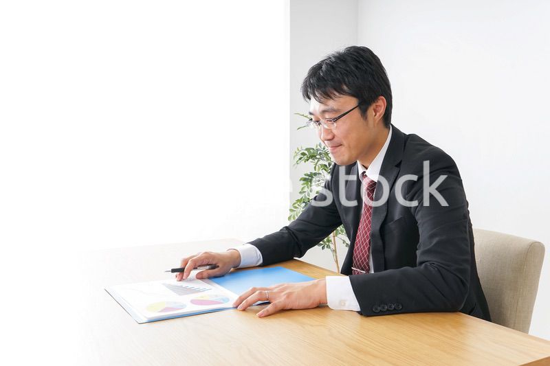 デスクワークをするビジネスマン