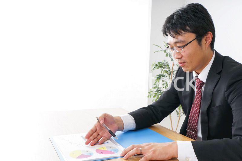 デスクワークをするビジネスマン