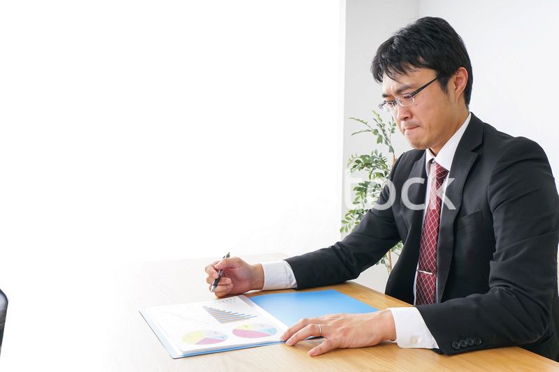 デスクワークをするビジネスマン