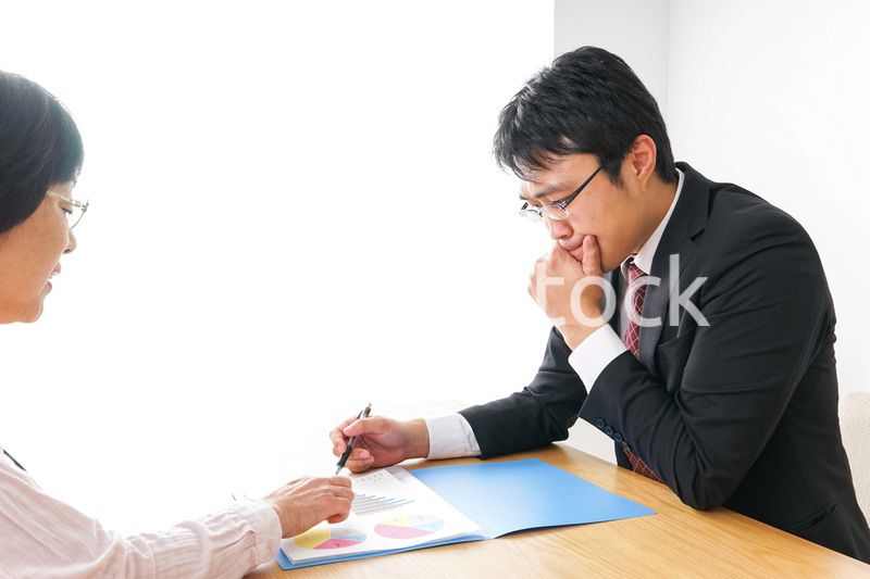 高齢者夫婦と営業マン