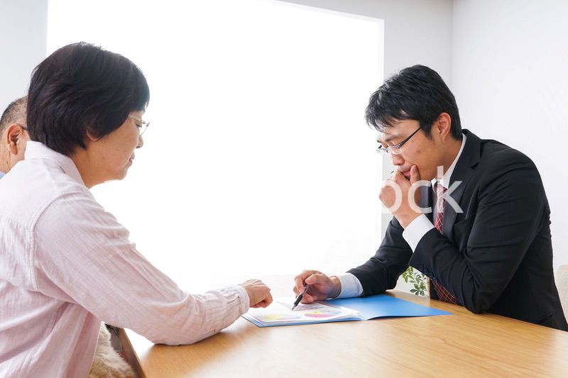 高齢夫婦と営業マン