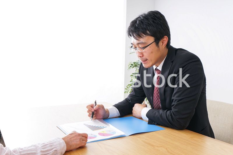 高齢夫婦と営業マン