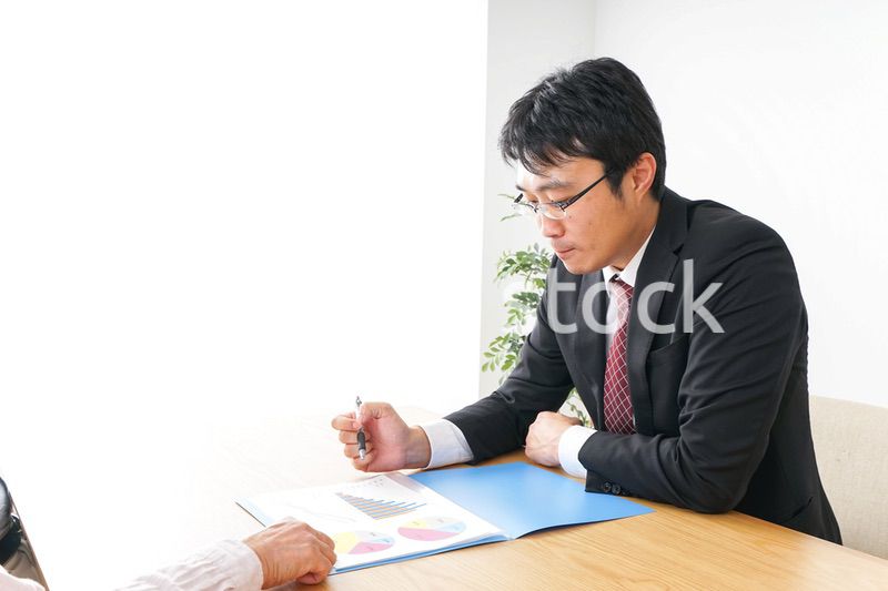 高齢者夫婦と営業マン