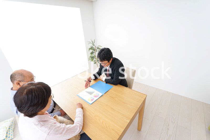 高齢者夫婦と営業マン