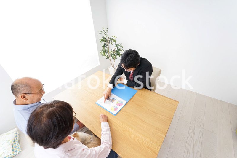 高齢者夫婦と営業マン