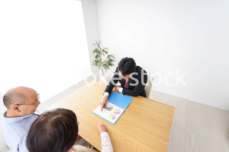 高齢者夫婦と営業マン