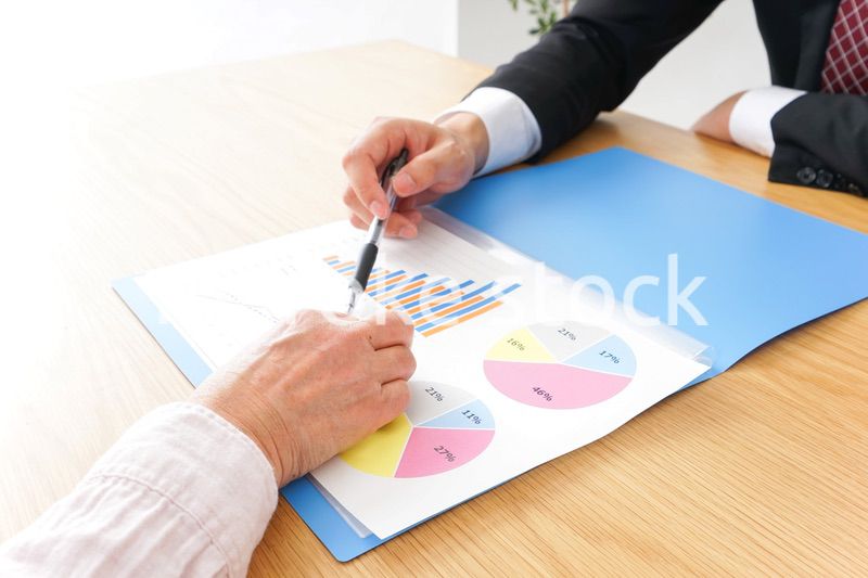 高齢者夫婦と営業マン