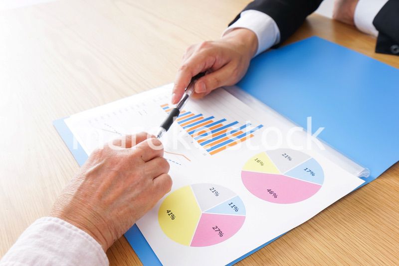 高齢夫婦と営業マン