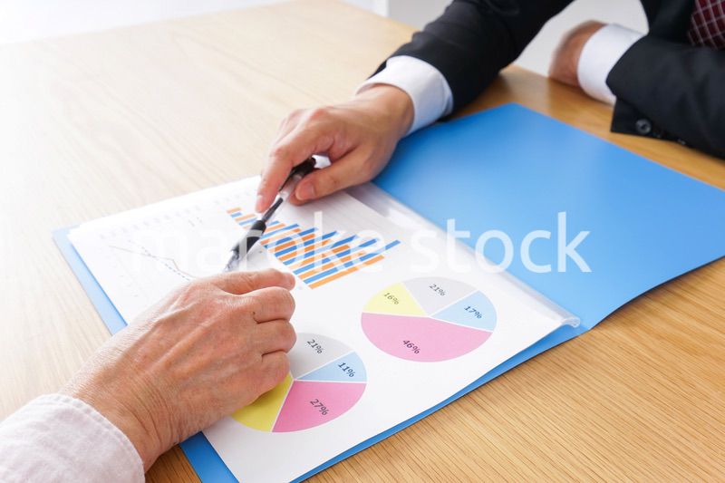 高齢夫婦と営業マン