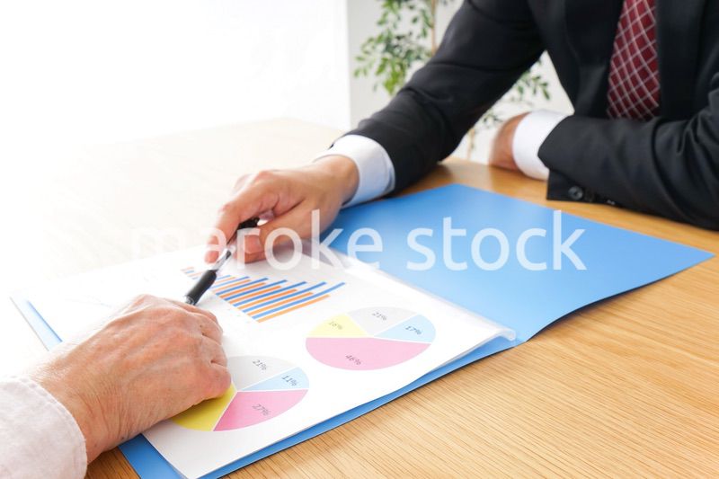 高齢者夫婦と営業マン