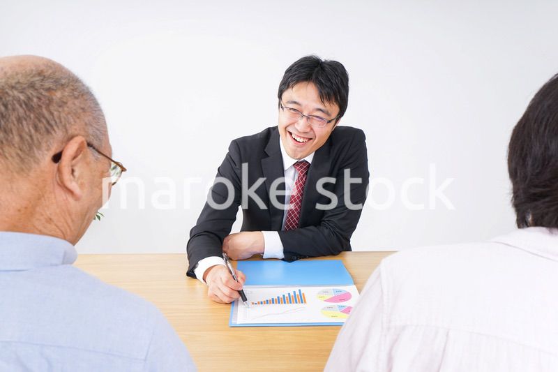 高齢夫婦と営業マン