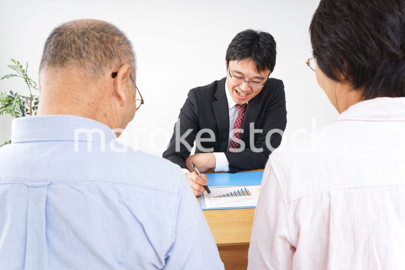 高齢者夫婦と営業マン