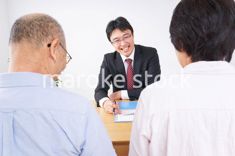 高齢夫婦と営業マン