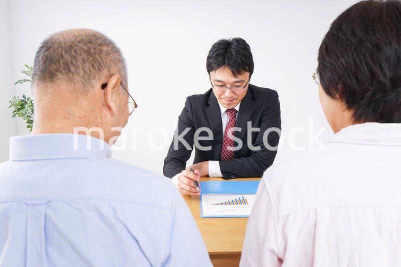 高齢夫婦と営業マン