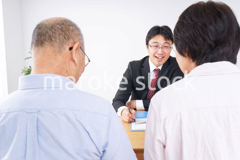 高齢夫婦と営業マン