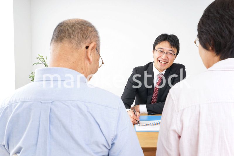 高齢者夫婦と営業マン