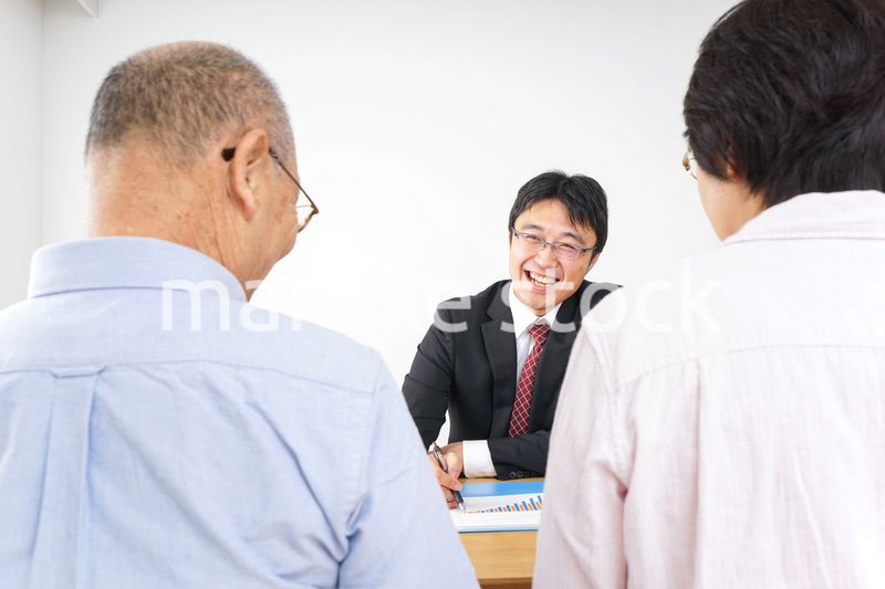 高齢者夫婦と営業マン