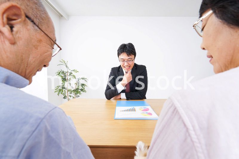 高齢夫婦と営業マン