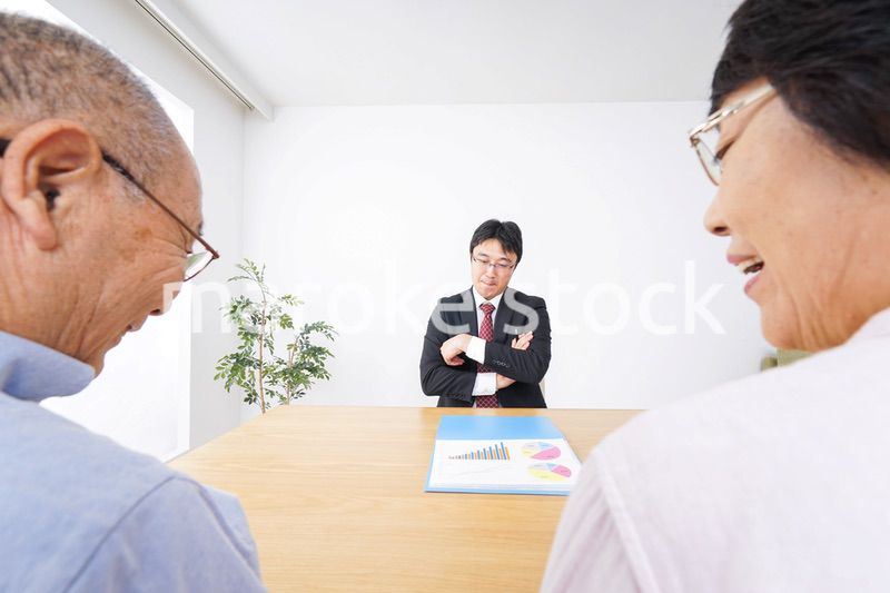 高齢夫婦と営業マン