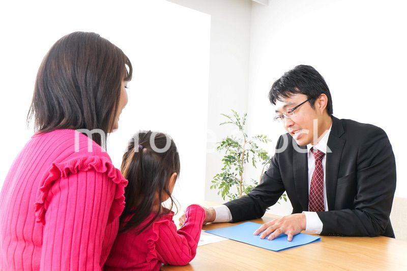 営業の男性と家族
