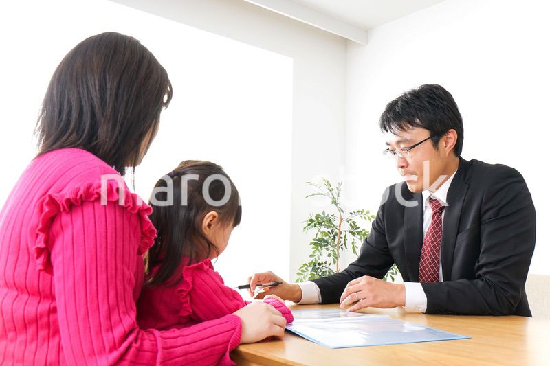 営業の男性と家族