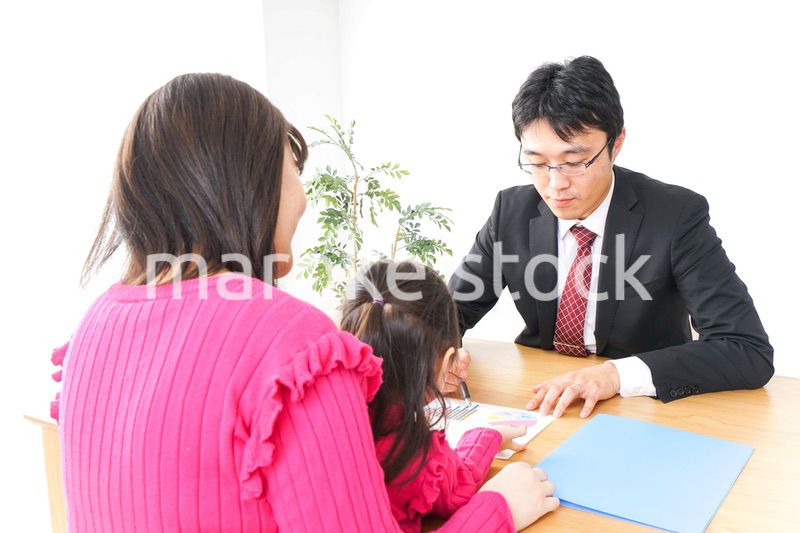 営業の男性と家族