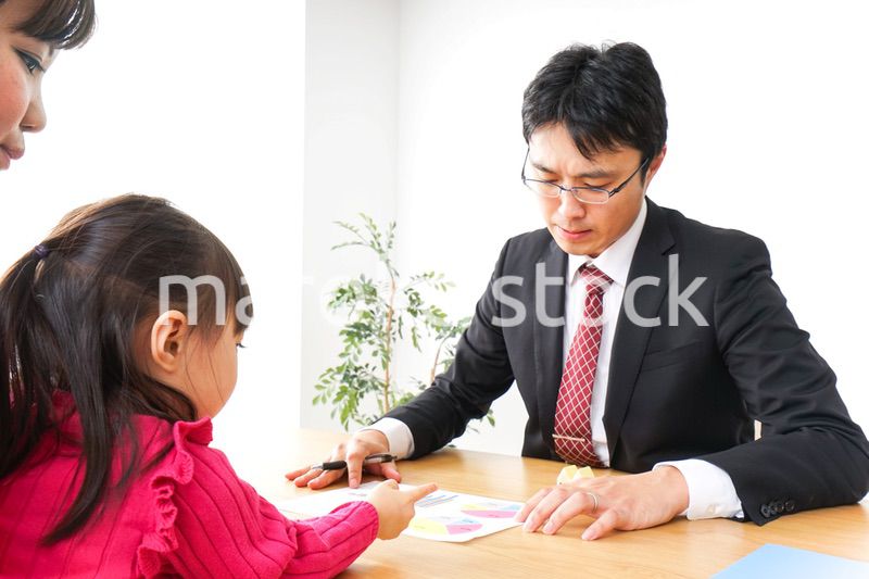 営業の男性と家族