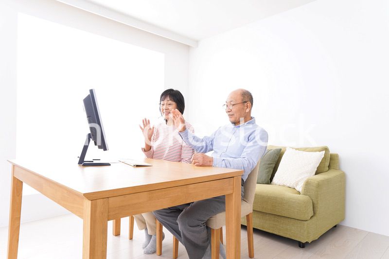 パソコンでテレビ電話をする高齢の夫婦