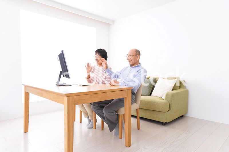 パソコンでテレビ電話をする高齢の夫婦