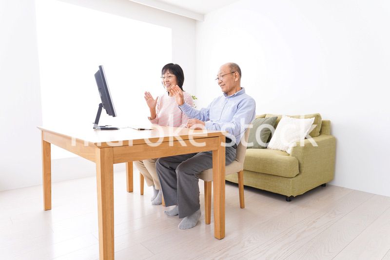 パソコンでテレビ電話をする高齢の夫婦