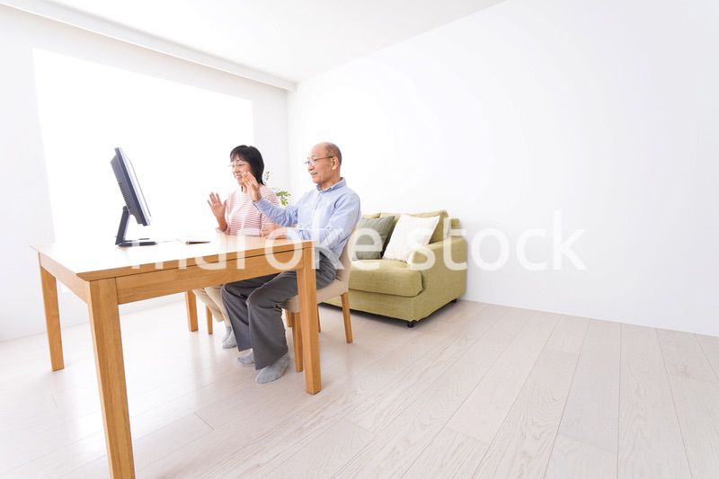 パソコンでテレビ電話をする高齢の夫婦