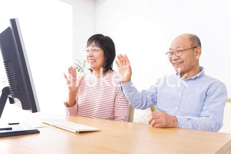 パソコンでテレビ電話をする高齢の夫婦