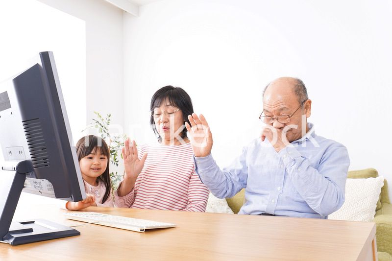 パソコンでテレビ電話をする高齢の夫婦