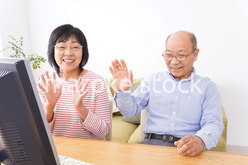 パソコンでテレビ電話をする高齢の夫婦