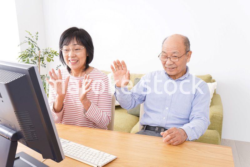 パソコンでテレビ電話をする高齢の夫婦