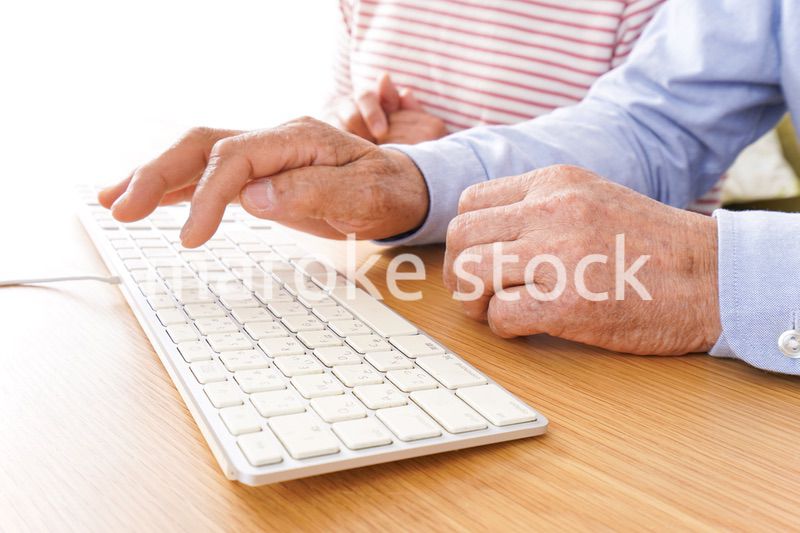 パソコンを使う高齢の夫婦