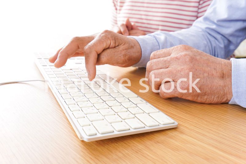 パソコンを使う高齢の夫婦