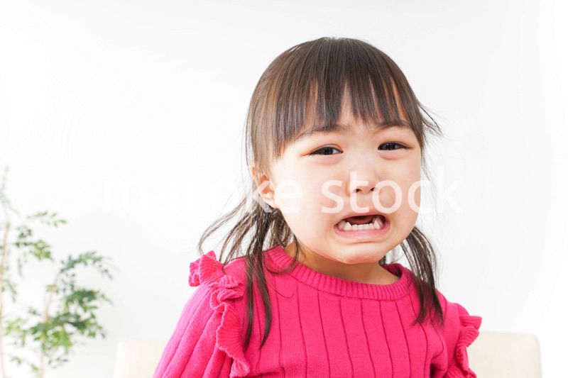 泣く子ども