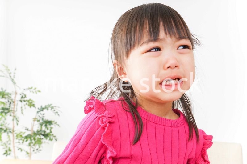 泣く子ども